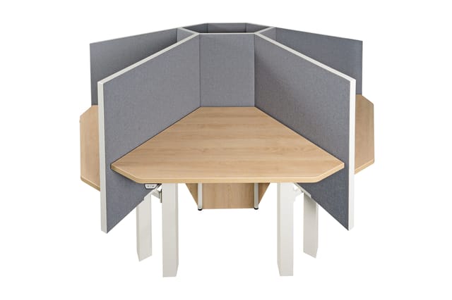 Akoestische belcel met houten tafel, grijze stoffering, witte poten en houten zijpanelen.