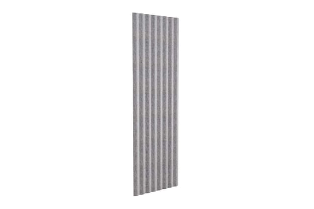 Grijze akoestische paneelwand met verticale ribbelstructuur, staand op witte achtergrond.