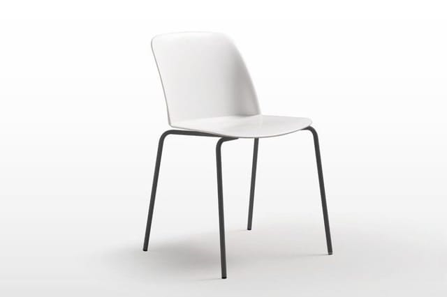 Witte kunststof stoel met zwart metalen frame, vierpootsbasis, modern ontwerp op neutrale achtergrond.