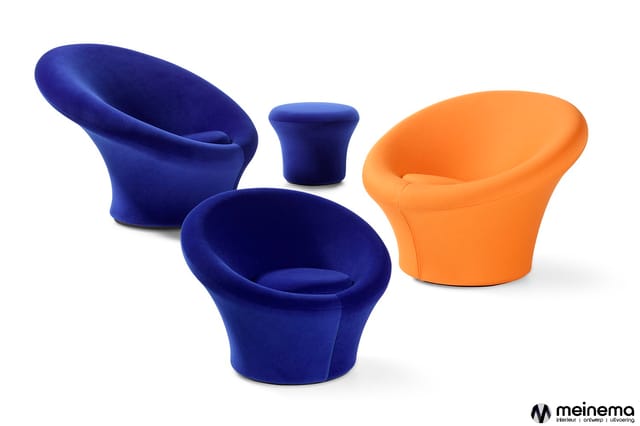 Vier blauwe stoelen en één oranje stoel met ronde, organische vormen en gewelfde zitoppervlakken, meinema-logo onderaan.