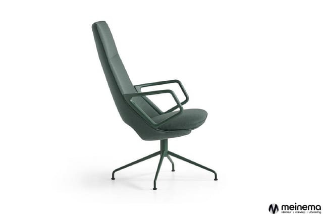 Groene draaibare bureaustoel met hoge rugleuning, armsteunen en vierpotige stervoet, zijzijaanzicht tegen witte achtergrond.