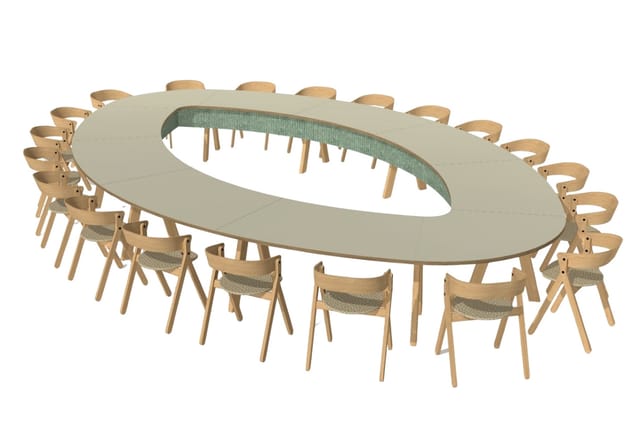 Ovale vergadertafel met beige blad en houten poten, omringd door houten stoelen met groene zitting.