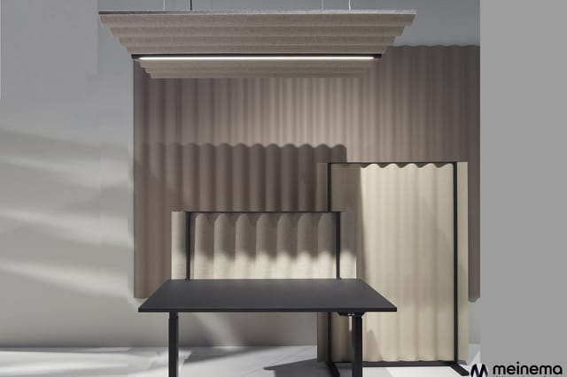Kantoorruimte met zwarte tafel, beige gepleisterde wanden, verticale gordijnen, plafondlijsten en ingebouwde verlichting.
