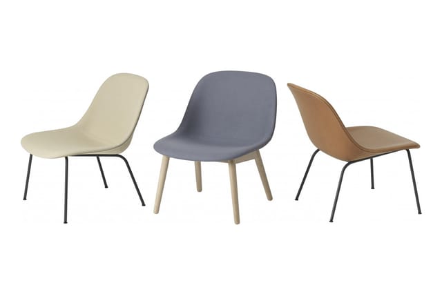 Drie moderne stoelen in verschillende kleuren: crème, grijs en bruin, elk met gebogen zitting en metalen poten.