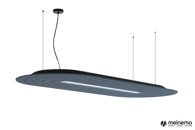 Grijze ovale hangende akoestische paneel met ingebouwde verlichting en drie ophangsystemen tegen witte achtergrond.