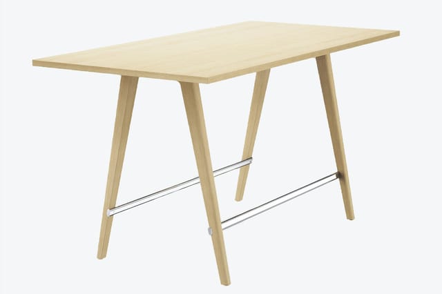 Houten bartafel met vier schuine houten poten en twee metalen voetsteunbalk, rechthoekig blad in licht houtfineer.