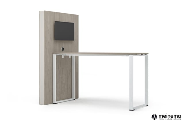 Werkplek met houten achterwand met geïntegreerde monitor, witte metalen frame tafel en gesloten kastdeel.