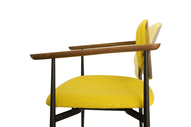 Moderne design fauteuil met geel gestoffeerde zitting, zwart metalen frame, houten armleuningen en gele netstructuur rugleuni