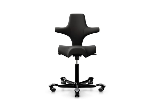 Zwarte ergonomische bureaustoel met X-vormig onderstel en wielen, frontaanzicht tegen witte achtergrond.