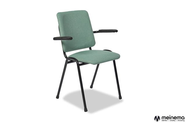 Groene conferentiestoel met armleuningen en zwart metalen frame op vier poten, tegen witte achtergrond.
