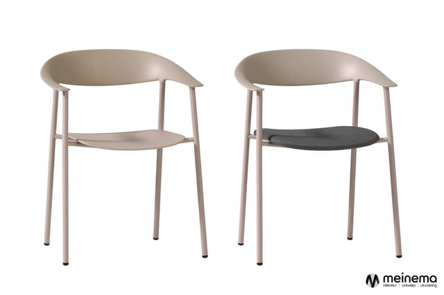 Twee moderne stoelen met beige metalen frame en gebogen rugleuning. Linker stoel volledig beige, rechter stoel met zwart zitj