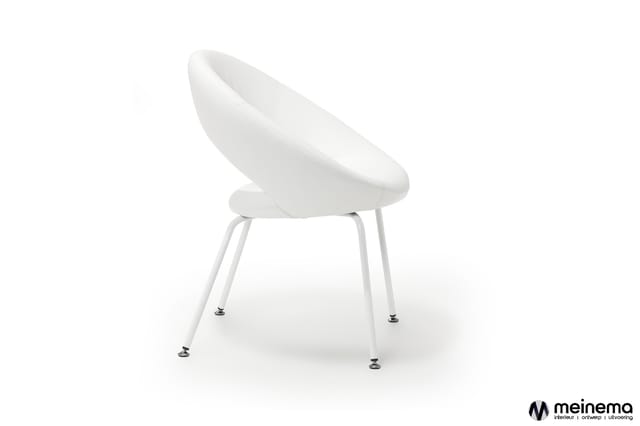 Witte moderne stoel met rond gevoerde zitting, schuine rugleuning en vier witte metalen poten met voetjes.