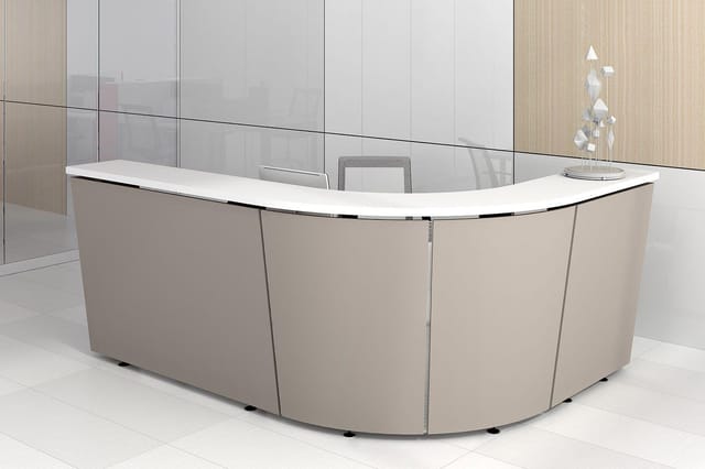 Gebogende receptiebalie in beige met wit werkblad in modern kantoorinterieur met glazen wand en houten panelen.