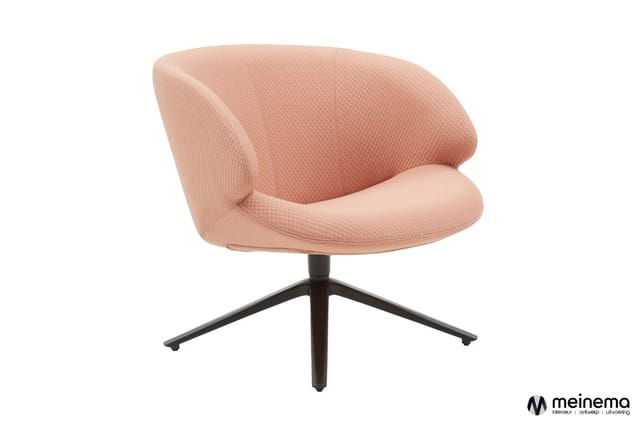 Roze gestoffeerde draaiestoel met zwart metalen kruispotig onderstel tegen witte achtergrond.