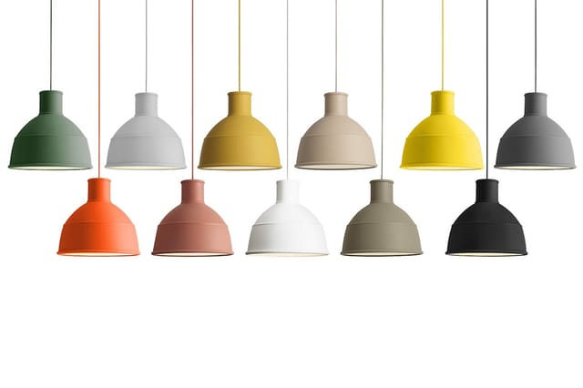 Elf hangende industriële lampen in verschillende kleuren: groen, grijs, goud, beige, geel, donkergrijs, oranje, bordeaux, wit