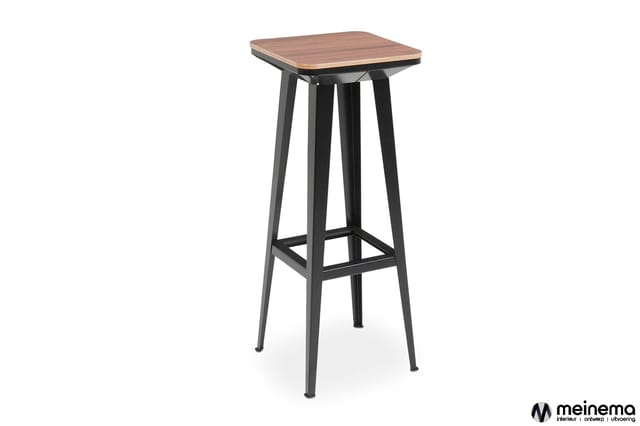 Hoge bartafel met zwart metalen frame en vierkant tafelblad in walnoot houtnerf, voorzien van voetsteun.