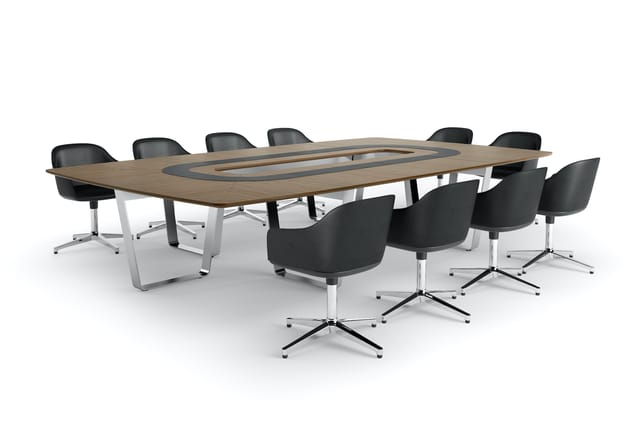 Vergadertafel met houten blad en witte metalen onderstel, omringd door zwarte draaistoel met chromen voetsteun.