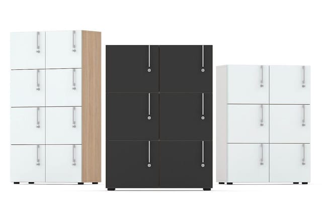 Drie modulaire kasten in wit, zwart en wit met houtaccent, elk met acht deuren en metalen handgrepen, gerangschikt naast elka
