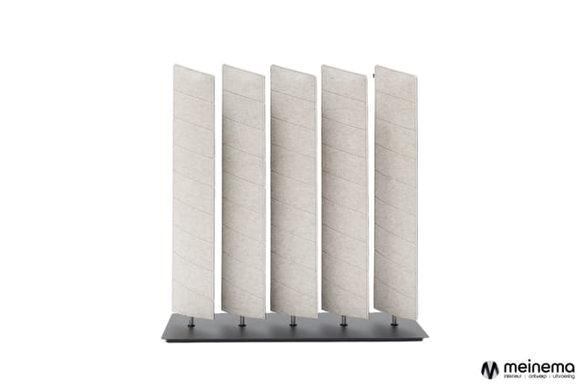 Vijf verticale akoestische panelen met beige stofbespanning op zwart metalen voetbord, op rij opgesteld.