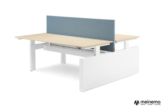 Elektrisch verstelbaar bureau met wit onderstel, licht houten blad en blauwe akoestische scherm. Zijkant zichtbaar met opberg