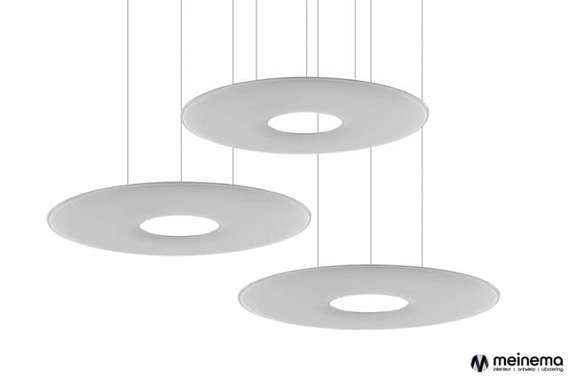 Drie hangende ringvormige plafondlampen in grijs, gestapeld op verschillende hoogtes, elk met centraal gat en wit lichtpunt.
