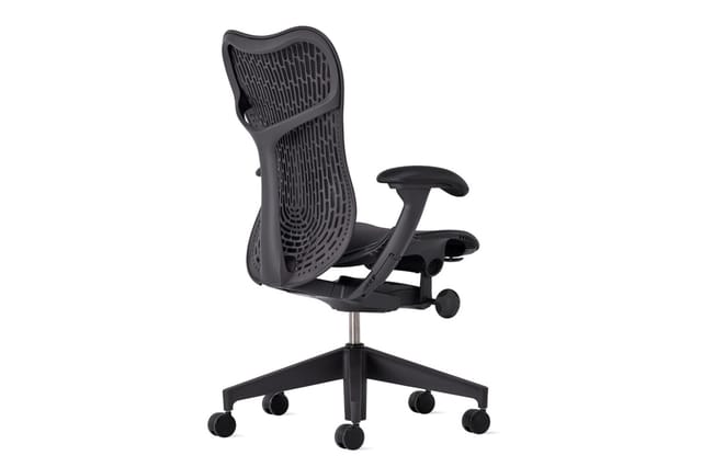Zwarte ergonomische bureaustoel met netweefselrug, verstelbare armleuningen en wieltjes op vijfpunts voet.