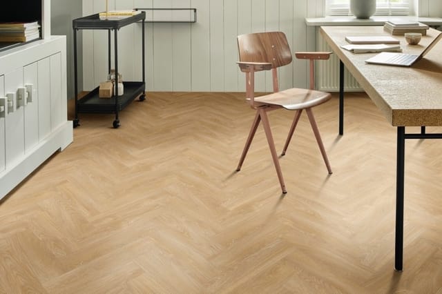 Kantoor met visgraat parketvloer, houten stoel met gebogen rugleuning, zwart metalen servicetafel, witte kast, naturel bureau