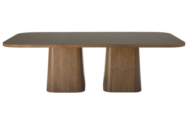 Houten vergadertafel met afgeronde rechthoekige blad en twee trapeziumvormige voetsteunnen, naturel houtafwerking.
